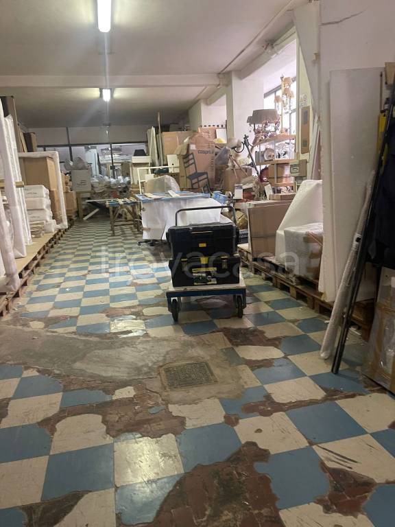 locale commerciale in vendita a Roma in zona Appio Latino