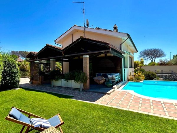 casa indipendente in vendita a Roma in zona Infernetto