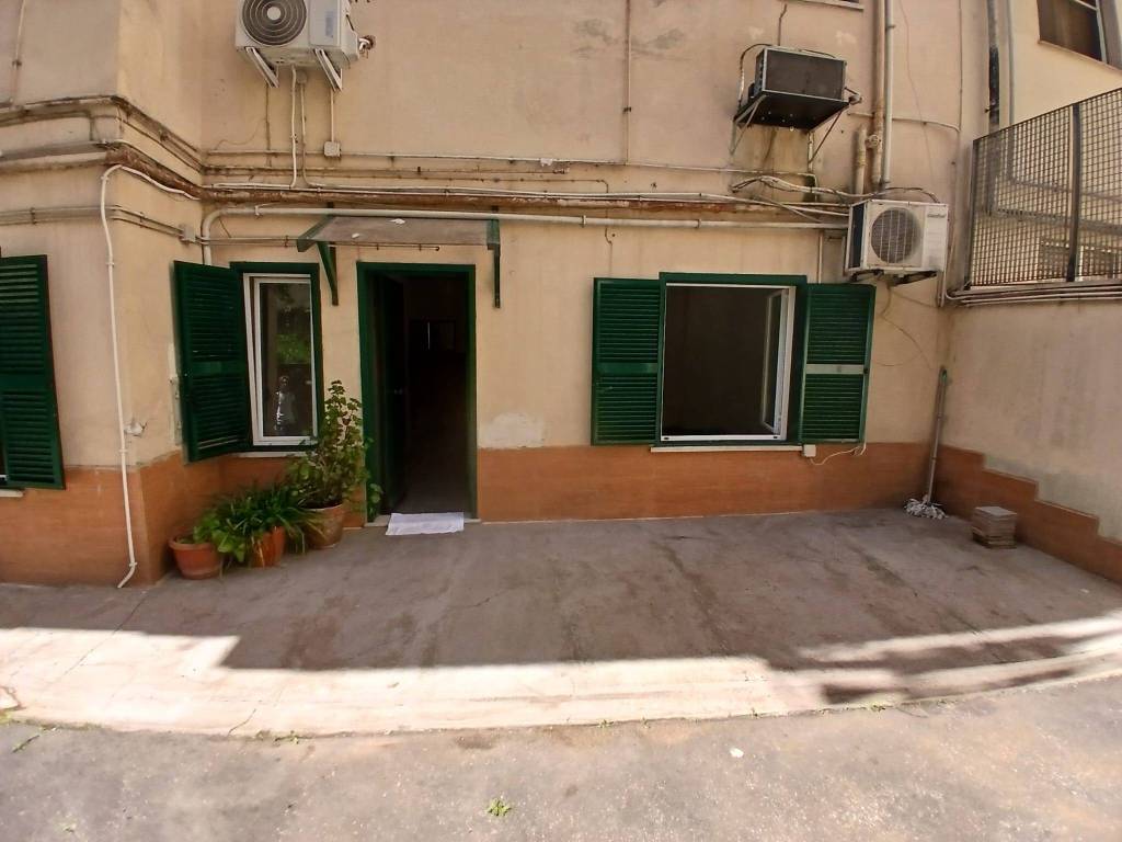 locale commerciale in vendita a Roma in zona Tuscolano