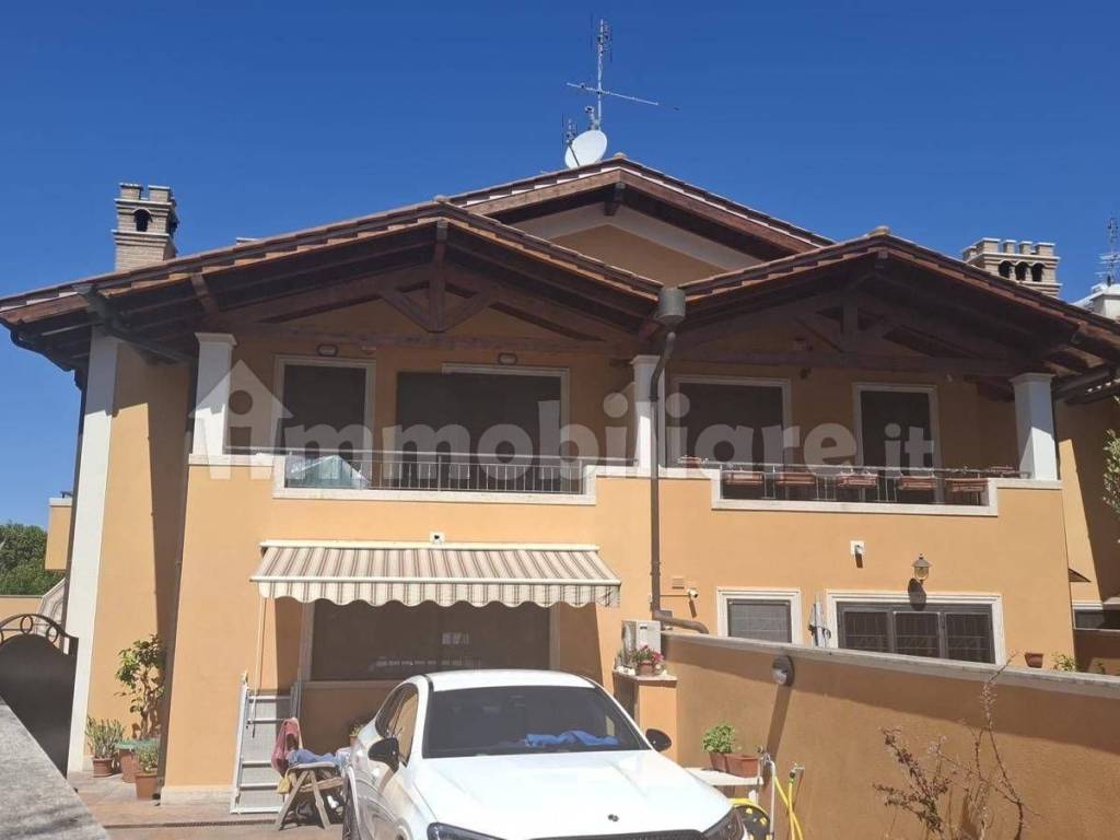 casa indipendente in vendita a Roma in zona Castel Fusano