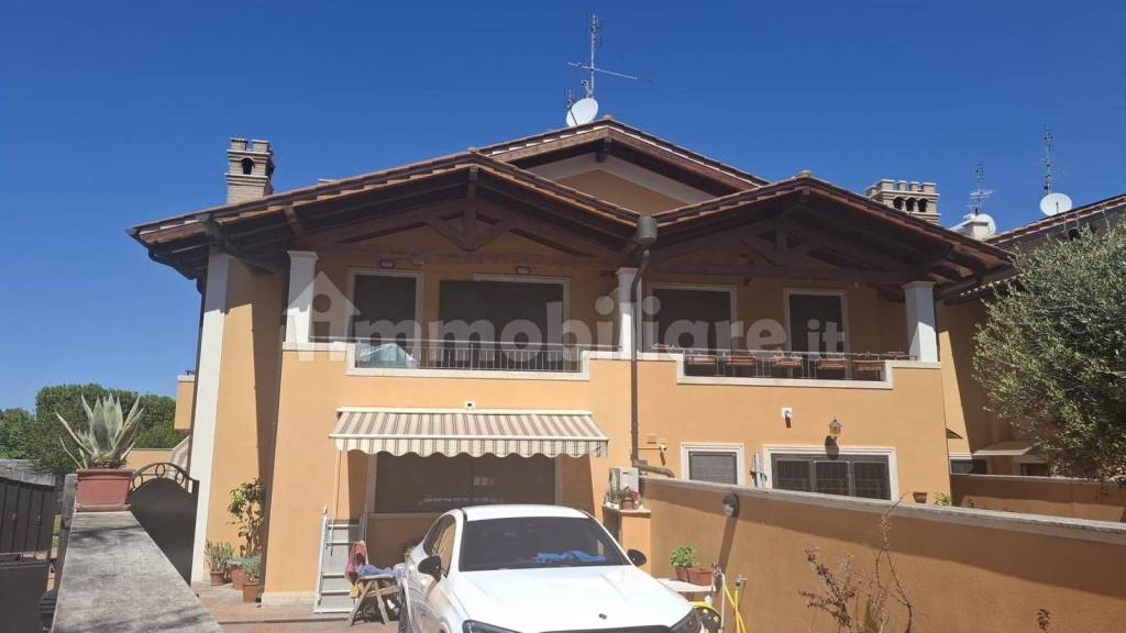 casa indipendente in vendita a Roma in zona Ostia Antica