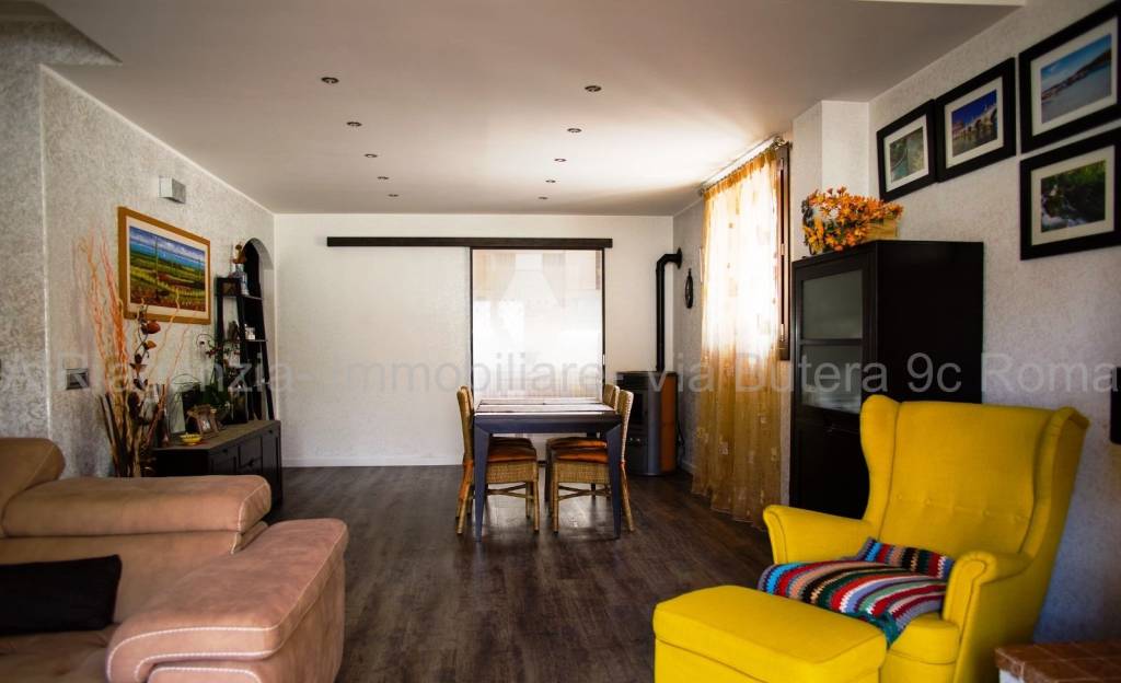 casa indipendente in vendita a Roma in zona Finocchio
