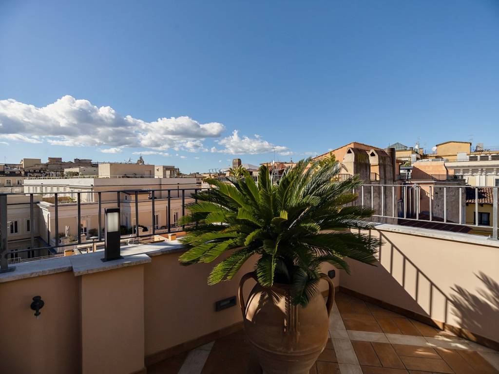 appartamento in vendita a Roma in zona Trevi-Colonna