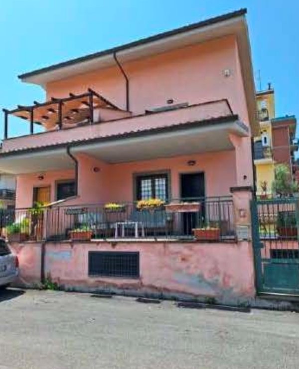 casa indipendente in vendita a Roma