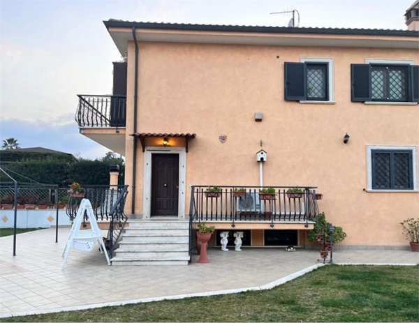 casa indipendente in vendita a Roma in zona Finocchio