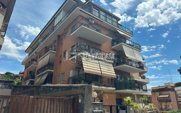 appartamento in vendita a Roma in zona Tomba di Nerone