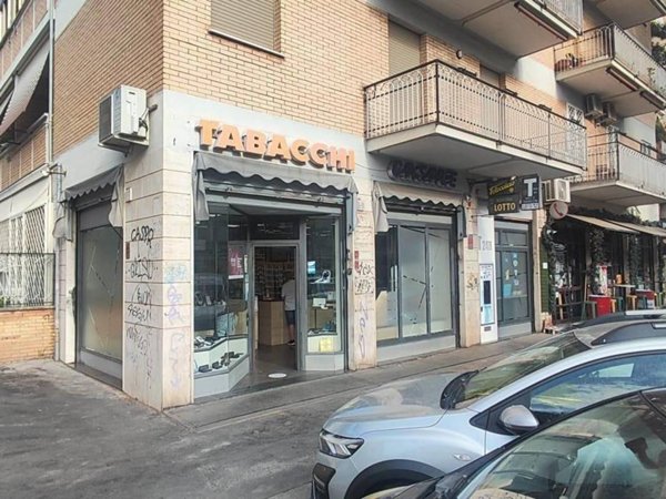 negozio in vendita a Roma in zona Cinecittà