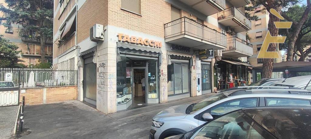 negozio in vendita a Roma in zona Cinecittà