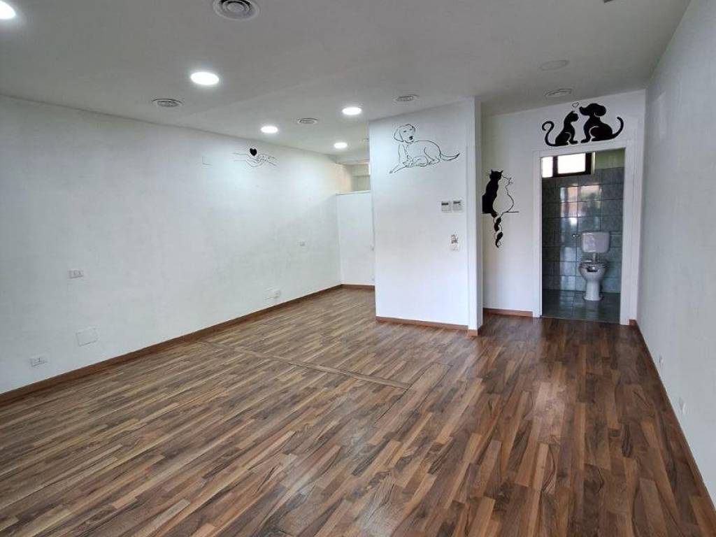 negozio in vendita a Roma in zona Romanina