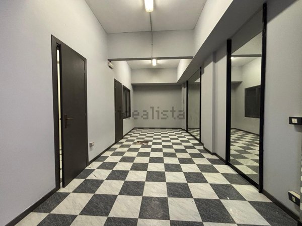 locale commerciale in vendita a Roma in zona Appio Pignatelli