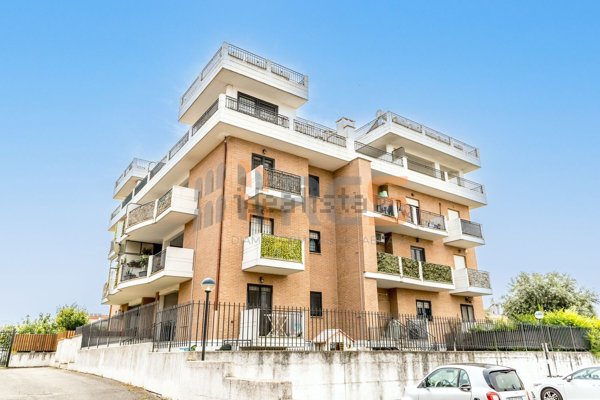 appartamento in vendita a Roma in zona Tor Bella Monaca