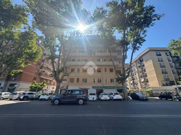 negozio in vendita a Roma in zona Magliana Vecchia