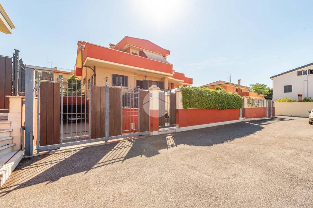 casa indipendente in vendita a Roma in zona Finocchio