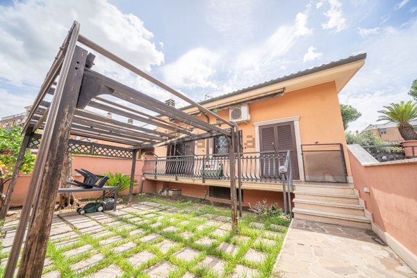 casa indipendente in vendita a Roma in zona Borghesiana