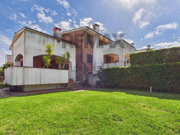 casa indipendente in vendita a Roma in zona Pantan Monastero