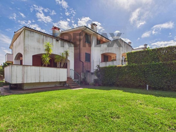 casa indipendente in vendita a Roma in zona Pantan Monastero