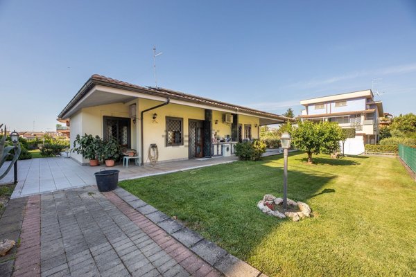 casa indipendente in vendita a Roma in zona Tomba di Nerone