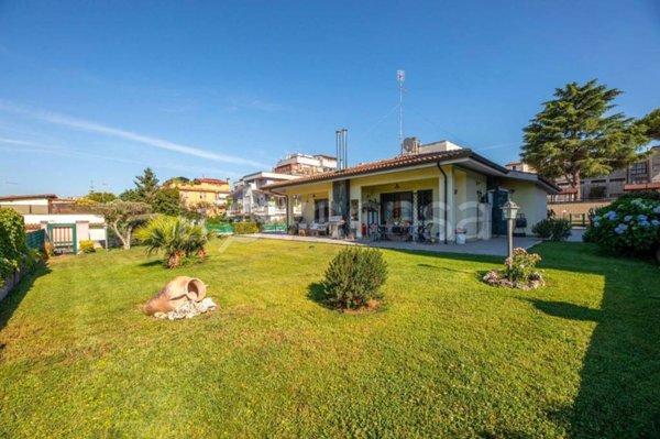 casa indipendente in vendita a Roma in zona Grottarossa