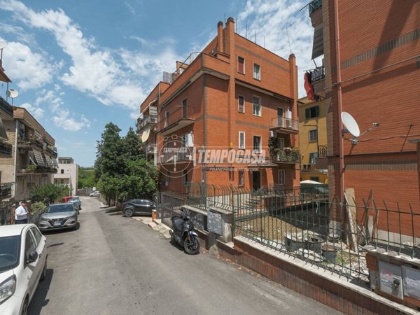 appartamento in vendita a Roma in zona Tomba di Nerone