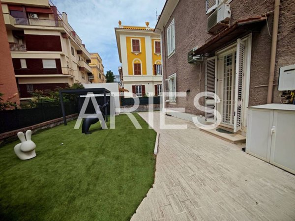 casa indipendente in vendita a Roma in zona Ostia