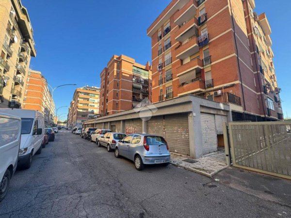 negozio in vendita a Roma in zona Magliana Vecchia