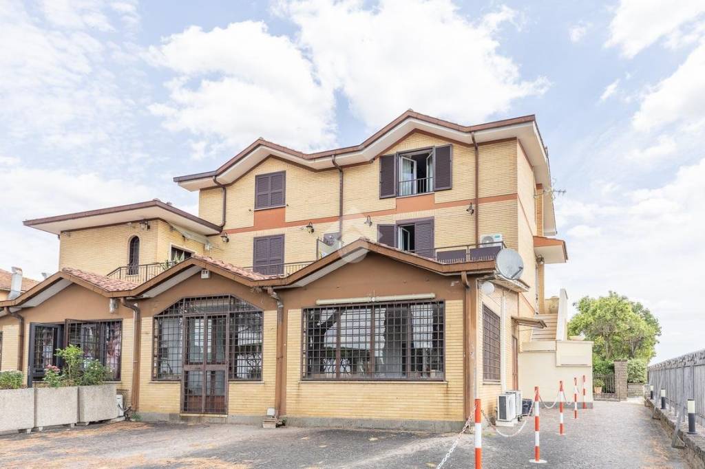 casa indipendente in vendita a Roma in zona Casal Morena