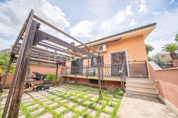 casa indipendente in vendita a Roma in zona Finocchio
