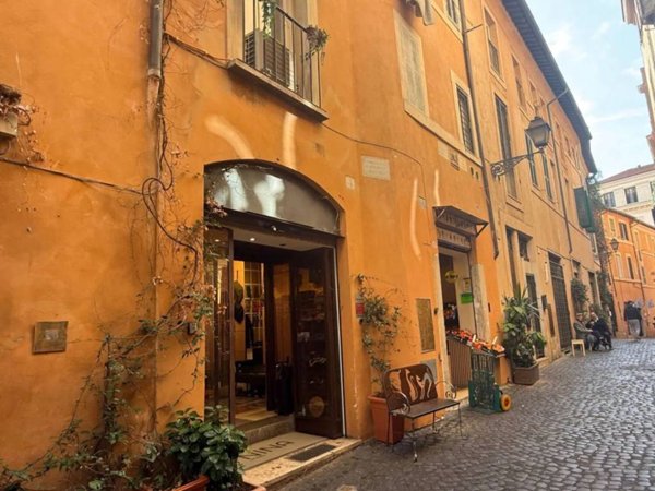negozio in vendita a Roma in zona Pigna - Sant'Angelo