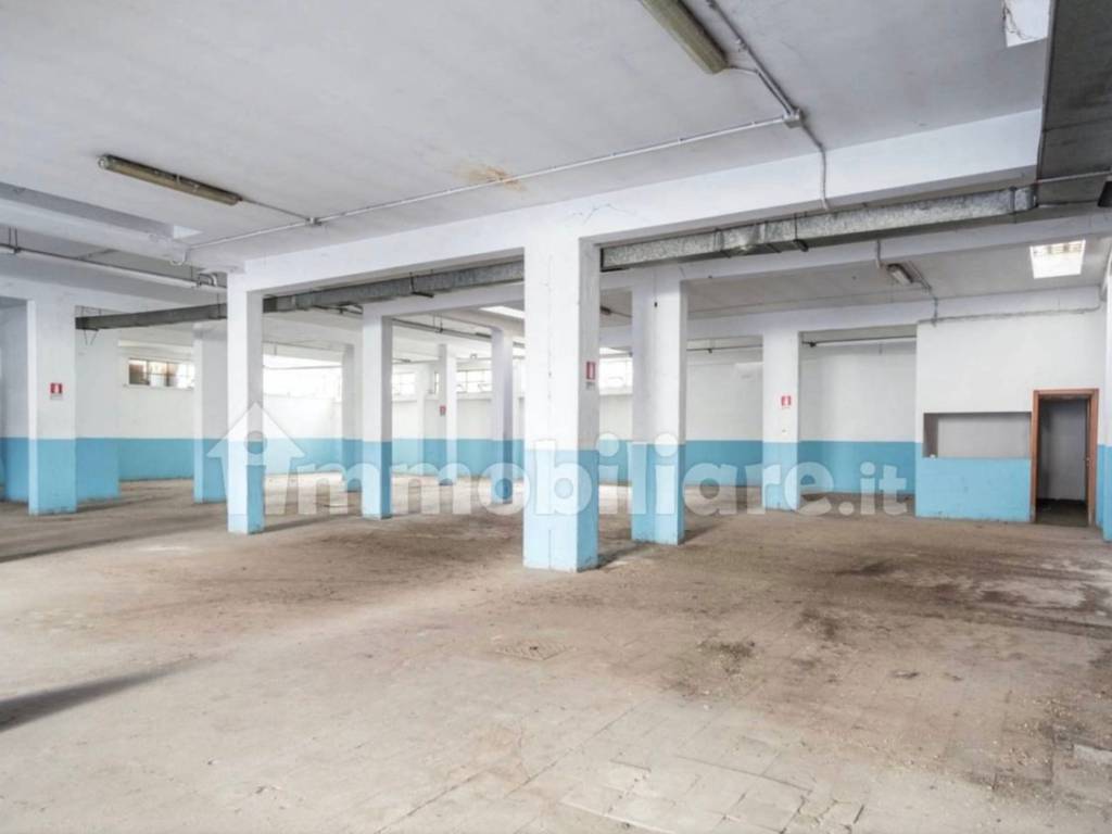 locale di sgombero in vendita a Roma in zona Torre Maura
