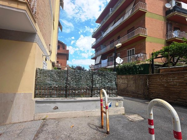 appartamento in vendita a Roma in zona Tomba di Nerone