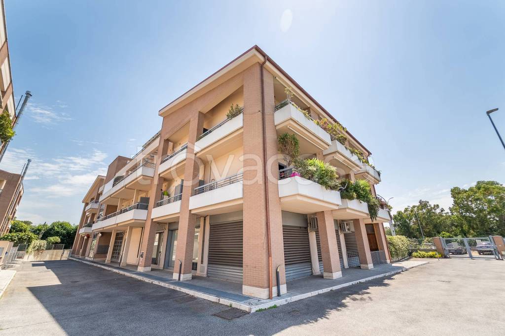 appartamento in vendita a Roma in zona Appio Pignatelli
