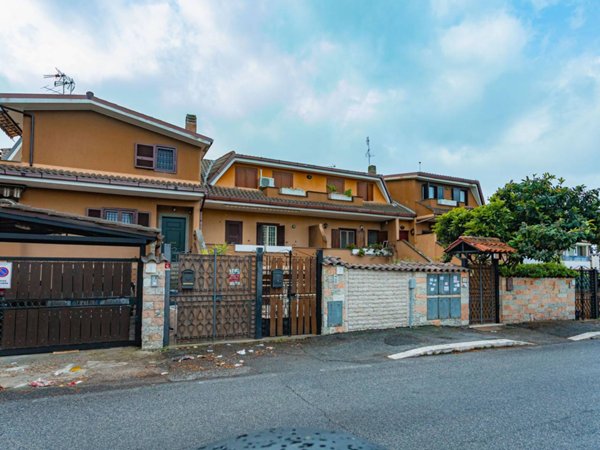 casa indipendente in vendita a Roma in zona Ostia