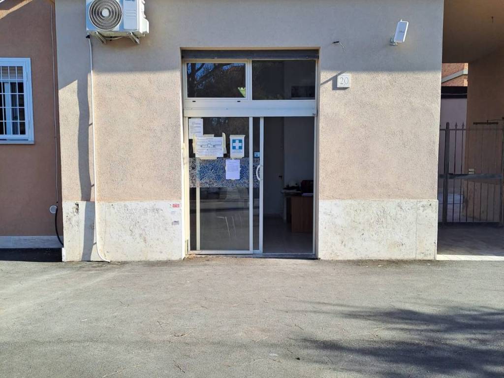 negozio in vendita a Roma in zona Ostia