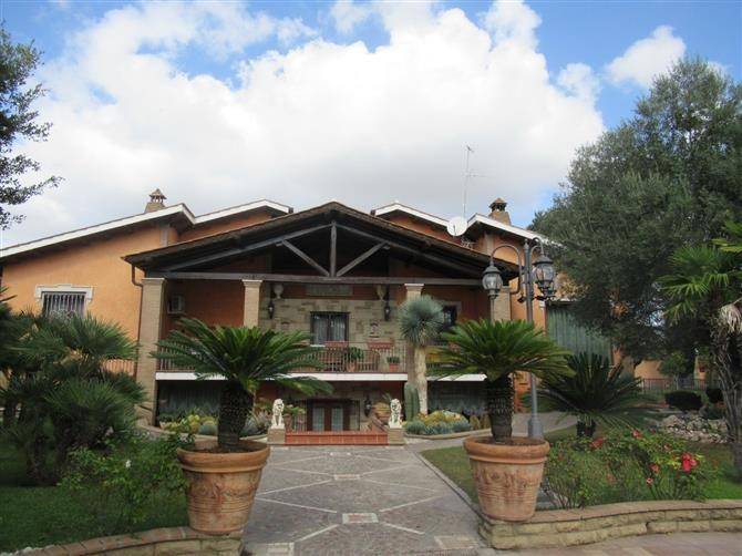 casa indipendente in vendita a Roma in zona Casal Palocco