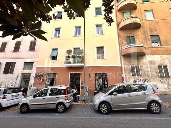 locale commerciale in vendita a Roma in zona Tuscolano