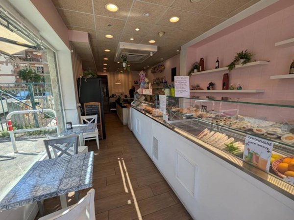 negozio in vendita a Roma in zona Appio Claudio