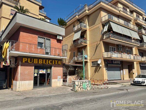 locale commerciale in vendita a Roma in zona Torre Angela