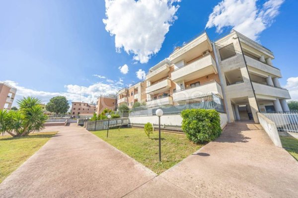appartamento in vendita a Roma in zona Torre Angela