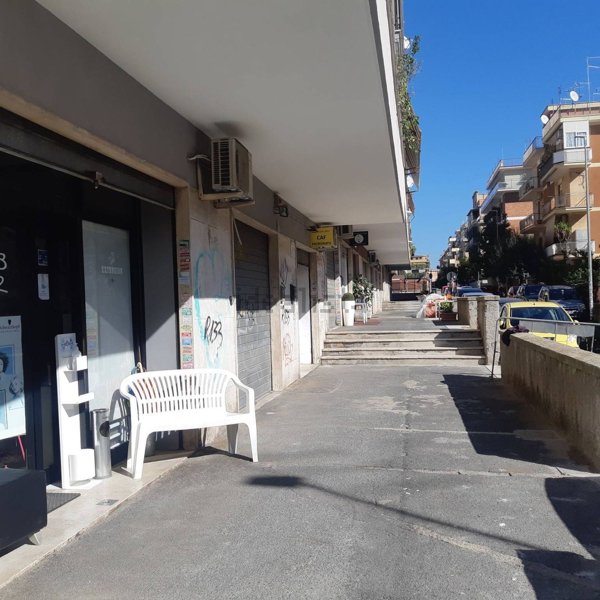 locale commerciale in vendita a Roma in zona Primavalle