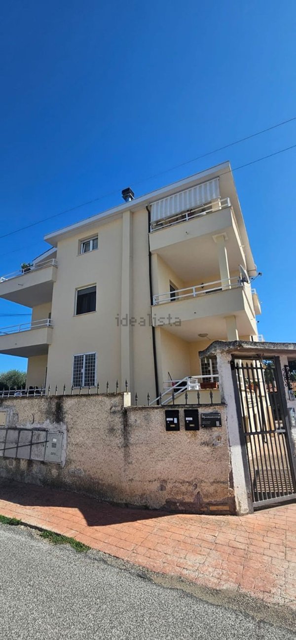 appartamento in vendita a Roma in zona Valle Santa