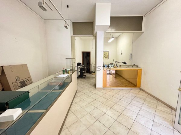 locale commerciale in vendita a Roma in zona Ostiense