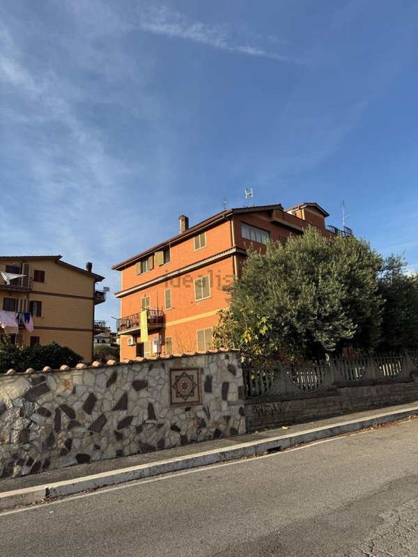 appartamento in vendita a Roma in zona Valle Muricana