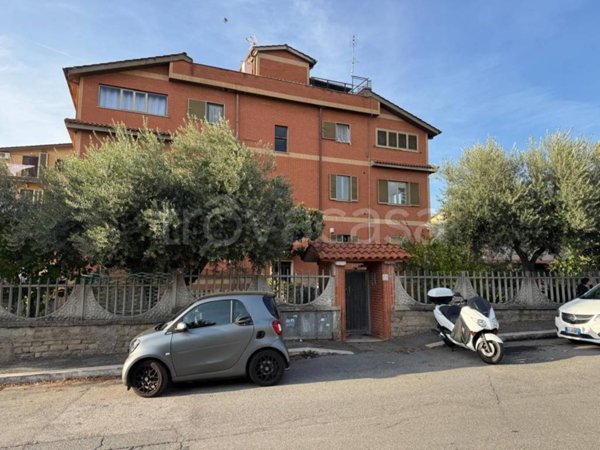 appartamento in vendita a Roma in zona Valle Muricana