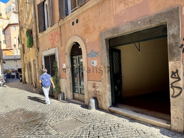 negozio in vendita a Roma in zona Rione Regola