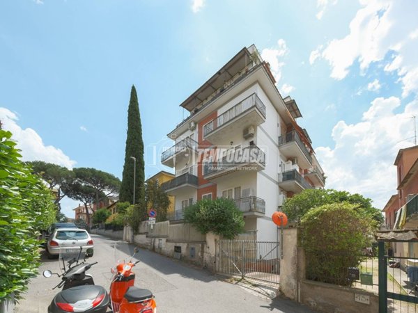 appartamento in vendita a Roma in zona Tomba di Nerone