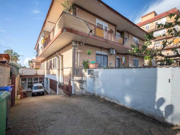 casale in vendita a Roma in zona Massimina/Casal Lumbroso