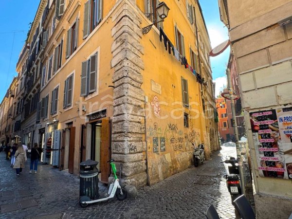 locale commerciale in vendita a Roma in zona Rione Regola