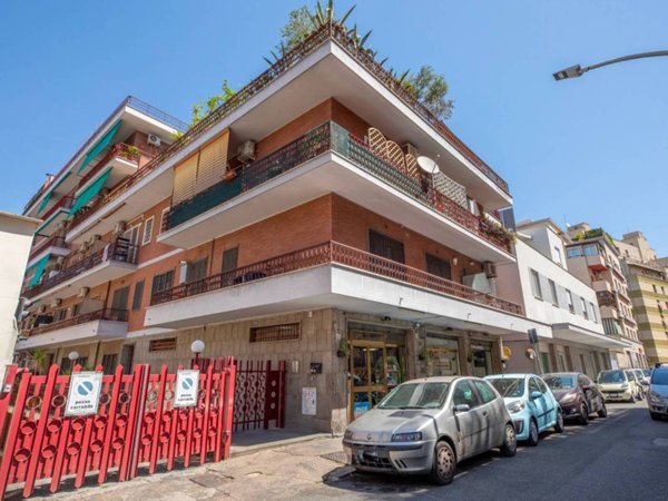appartamento in vendita a Roma in zona Appio Latino