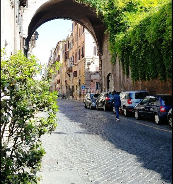 appartamento in vendita a Roma in zona Rione Regola