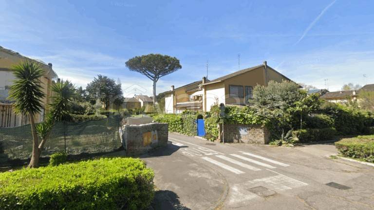 casa indipendente in vendita a Roma in zona Casal Palocco